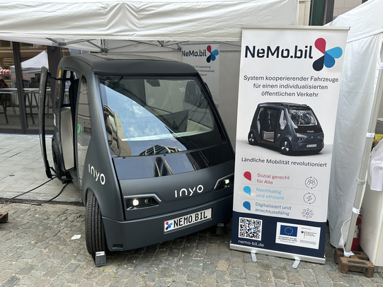 NeMo.Cab steht zur Besichtigung am Stand auf dem Sommerfest der NRW-Landesvertretung in Brüssel