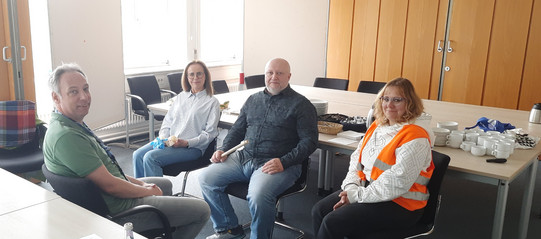 BR Klausur: Praxisübung im Rahmen des Seminars Foto: Vier Personen sitzen in einem Sitzkreis zusammen