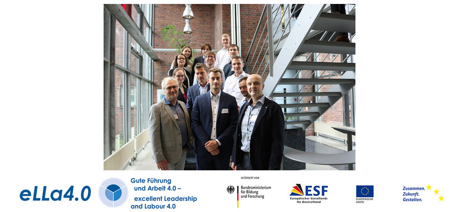 Gruppenfoto vom Projekt "eLLa4.0 – Gute Führung und Arbeit in der Soziodigitalen Transformation" an einer Treppe