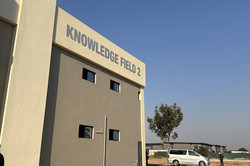 Gebäude mit der Beschriftung "KNOWLEDGE FIELD 2".