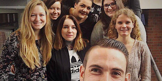 Die Gruppe der Get Online Week aus dem Jahr 2018 in Dortmund steht zusammen auf einer Treppe.