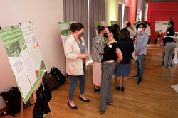 Menschen stehen an Projektständen bei der Veranstaltung "Global Gallery" der TU Dortmund