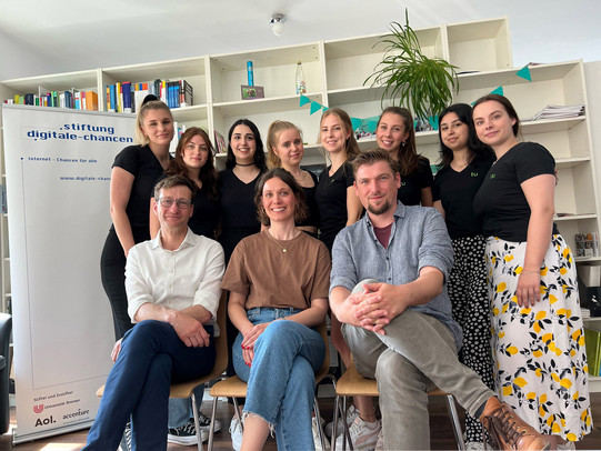 Gruppenfoto vom Besuch des Projektes Get Online Week bei der Stiftung digitale Chancen