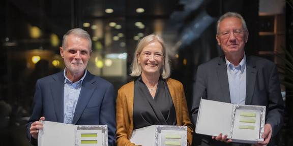 Die abgebildeten Personen bei der Preisverleihung