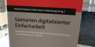 Cover des Buches "Szenarien digitalisierter Einfacharbeit: Konzeptionelle Überlegungen und empirische Befunde aus Produktion und Logistik" welches senkrecht auf einem Tisch steht.