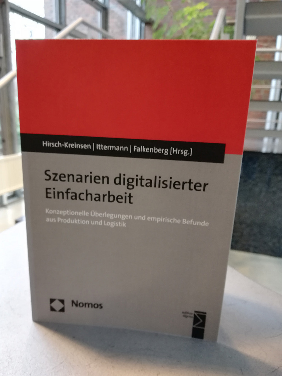 Cover des Buches "Szenarien digitalisierter Einfacharbeit: Konzeptionelle Überlegungen und empirische Befunde aus Produktion und Logistik" welches senkrecht auf einem Tisch steht.