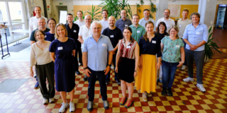 Gruppenbild Green Team Partner Meeting Gruppenbild Green Team Partner Meeting. Die Teilnehmenden stehen aufgereiht in der Werkhalle des Union Gewerbehofs in Dortmund.