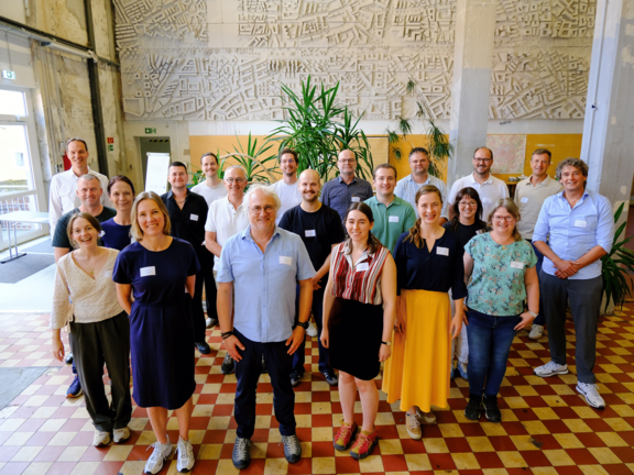 Gruppenbild Green Team Partner Meeting Gruppenbild Green Team Partner Meeting. Die Teilnehmenden stehen aufgereiht in der Werkhalle des Union Gewerbehofs in Dortmund.