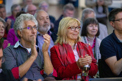 Publikum bei der Podiumsdiskussion der Akademie „Die Wolfsburg“ Mehrere Menschen im Publikum bei der Podiumsdiskussion der Akademie „Die Wolfsburg“