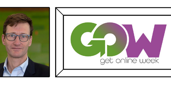 Dr. Bastian Pelka mit Logo der Get Online Week