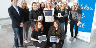 Gruppenfoto mit Technik mit Bastian Pelka, Studierenden und einer Mitarbeiterin von DOKOM21.
