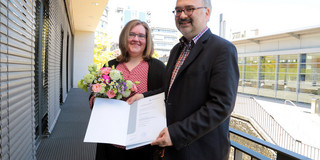 Der Dekan der Fakultät für Kultur- und Sozialwissenschaften der FernUniversität in Hagen, Prof. Dr. Jürgen G. Nagel, überreicht Frau Dr. habil. Melanie Roski die Habilitationsurkunde.