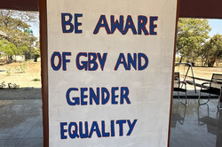 Plakat: "COMMUNITY PEOPLE BE AWARE OF GBV AND GENDER EQUALITY".