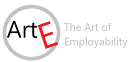 Logo. In grauem Kreis in schwarzen Buchstaben "Art". Ein großes, rotes E schräg dahinter in den Kreis ragend. Rechts daneben in grauer Schrift auf Englisch "The Art of Employability".