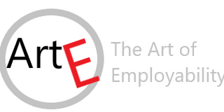 Logo ARTE - The Art of Employability Logo. In grauem Kreis in schwarzen Buchstaben "Art". Ein großes, rotes E schräg dahinter in den Kreis ragend. Rechts daneben in grauer Schrift auf Englisch "The Art of Employability".