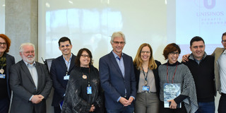 Foto einer neunköpfigen Gruppe um Prof. Jürgen Howaldt in Rahmen des Brasilienaufenthalts in Porto Alegre.