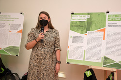 Christine Best präsentiert Projekte bei der Veranstaltung „Global Gallery“