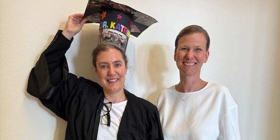 Katrin Bauer, die einen Graduiertenhut trägt