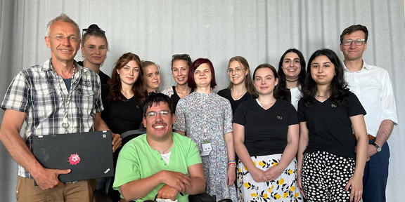 Gruppenfoto vom Besuch des Projektes Get Online Week bei Sozialheld*innen e.V. in Berlin
