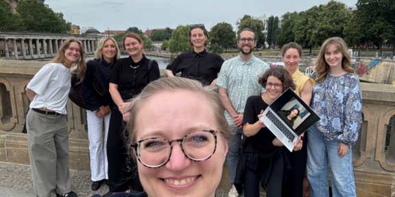 Die Mitglieder des PETRA-AI Projektteams stehen für ein Gruppenfoto zusammen auf einer Brücke der Berliner Spree.