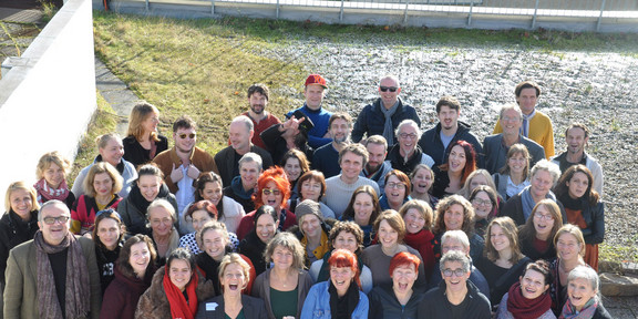 Gruppenfoto von oben für das Projekt "ARTE – the Art of Employability"