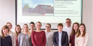 Studierende der TU Dortmund (Fakultät Rehabilitationswissenschaften) mit ihrer Dozentin Jennifer Eckhardt bei einen Exkurs nach Duisburg. Dabei in dem Gruppenfoto von dem Treffen sind auch Thomas Schürkes, Projektleiter für die Duisburger Sozialberichterstattung, und Nicole Seyffert, Inklusionsbeauftragte der Stadt Duisburg.