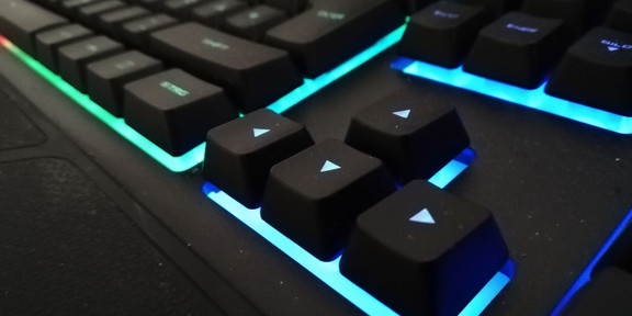 Foto einer beleuchteten Gamingtastatur