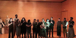 Theatergruppe vom EU-Projekt ArtE – The Art of Employability in Porto. Die Theatergruppe ist hier auf der Bühne zu sehen. Viele von ihnen klatschen Applaus.