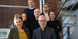 Christoph Kaletka, Katrin Bauer, Ralf Kopp, Daniel Krüger und Marthe Zirngiebl stehen in der sfs an einem Treppengeländer.