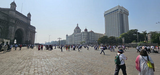 Das historisch bedeutsame Gateway of India und sein weitläufiger Vorplatz
