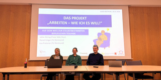 AWIEW at a Jusos event in Bochum Joline Düring, Daniel Krüger, and Lisa Preissner are sitting in front of a screen showing a presentation.