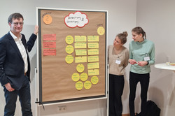 Marie Lueg, Dr. habil. Bastian Pelka u. Dr. Ann Christin Schulz vor einer Plakatwand