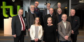 Foto: Eine Gruppe von Personen steht gemeinsam für ein Gruppenfoto im Gebäude der TU Dortmund.
