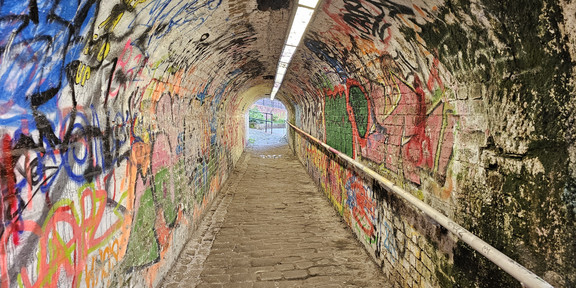 Foto: Ein Tunnel mit viel Graffiti in Manchester