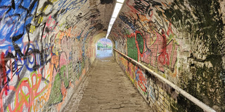 Street Art in Manchester: Eindrücke aus einer Region im Wandel Foto: Ein Tunnel mit viel Graffiti in Manchester