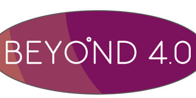 In lilanem ovalen Kreis in weißen Großbuchstaben "Beyond 4.0" geschrieben. Rechts über dem "O" ein kleiner Kreis.