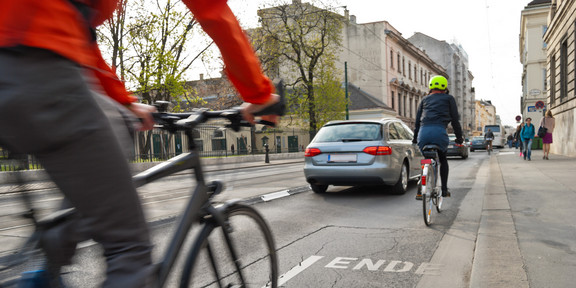 Beispielbild für nachhaltige Mobilität (Fahhradfahrer auf einem Fahrradweg)