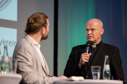 Akademie-Dozent Mark Radtke und Bischof Franz-Josef Overbeck Bischof Franz-Josef Overbeck antowrtet Akademie-Dozent Mark Radtke bei der Podiumsdiskussion der Akademie „Die Wolfsburg“