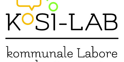 Lettering "KoSI-LAB", below hyphen and lettering "Municipal laboratories of social innovation". Above two speech bubbles and two circles, one serves as "o" in "Kosi-Lab".
