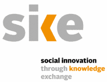 In grauen Buchstaben "Sike". Das K ohne vertikalen Strich in orange. Darunter auf Englisch "social Innovation through knowledge exchange". Das Wort "knowledge" in orange geschrieben.