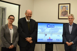 Foto: Fünf Personen stehen nebeneinander vor einem Bildschirm mit dem Schriftzug "CDEA" und mehreren Partnerlogos.