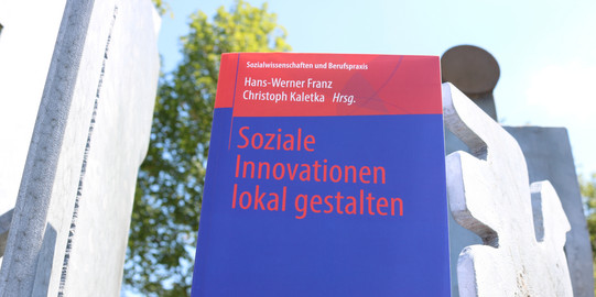 Rot-blaues Cover von "Soziale Innovationen lokal gestalten"