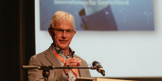 Prof. Dr. Jürgen Howaldt bei seinem Eröffnungsvortrag vor einem Podium