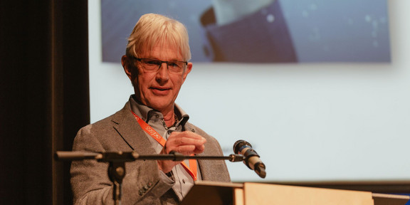 Prof. Dr. Jürgen Howaldt bei seinem Eröffnungsvortrag vor einem Podium