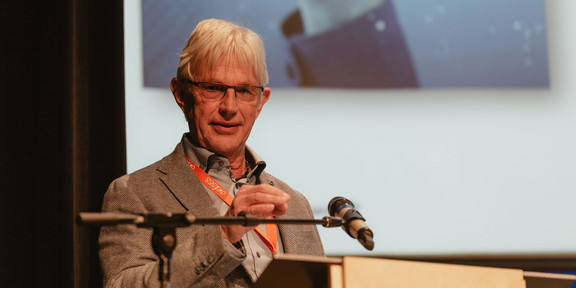Prof. Dr. Jürgen Howaldt bei seinem Eröffnungsvortrag vor einem Podium
