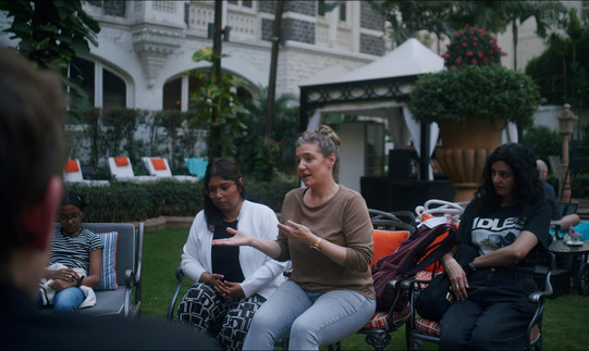 Katrin Bauer hält einen Impulsvortrag zu Sozialer Innovation in Mumbai