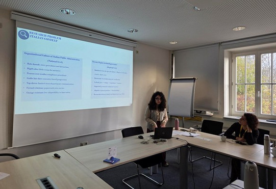 Gastdoktorandin Concetta Giusto Concetta Giusto und Dr. Karina Maldonado-Mariscal während einer Präsentation an der sfs