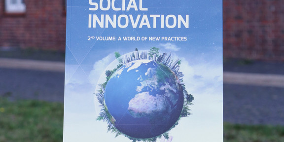 Book cover of "Atlas of Social Innovation 2nd Volume: A World of New Practices"