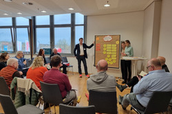 Marie Lueg, Dr. habil. Bastian Pelka u. Dr. Ann Christin Schulz beim Vortrag vor Publikum