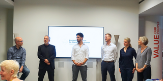 Ein Gruppenfoto Mitarbeitenden des Projekts. Von links nach rechts: Christoph Kaletka (SFS), Norbert Kunz (Social Impact), Thomas Steiner (Phineo), Christoph Rohde (FA-SE), Grit Kühne (Diakonie Schleswig-Holstein) und Daniela Deuber (SEND)